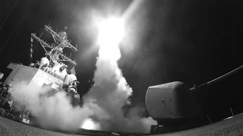 2017年4月7日,美国海军舰船在地中海发射一枚“战斧”导弹 新华社发